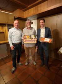 v.l.n.r. Cornel Blöchlinger Präsident SVP Eschenbach, Sepp Mächler verabschiedetes Vorstandsmitglied, Michael Götte SVP Nationalrat und Referent